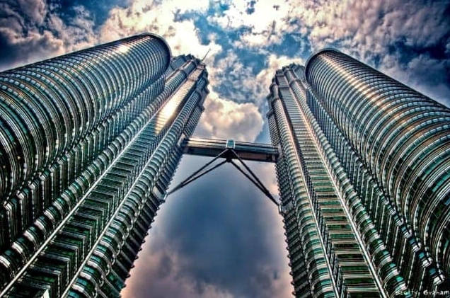 Cây cầu Skybridge nổi bật nối liền hai tòa tháp giữa lưng chừng bầu trời