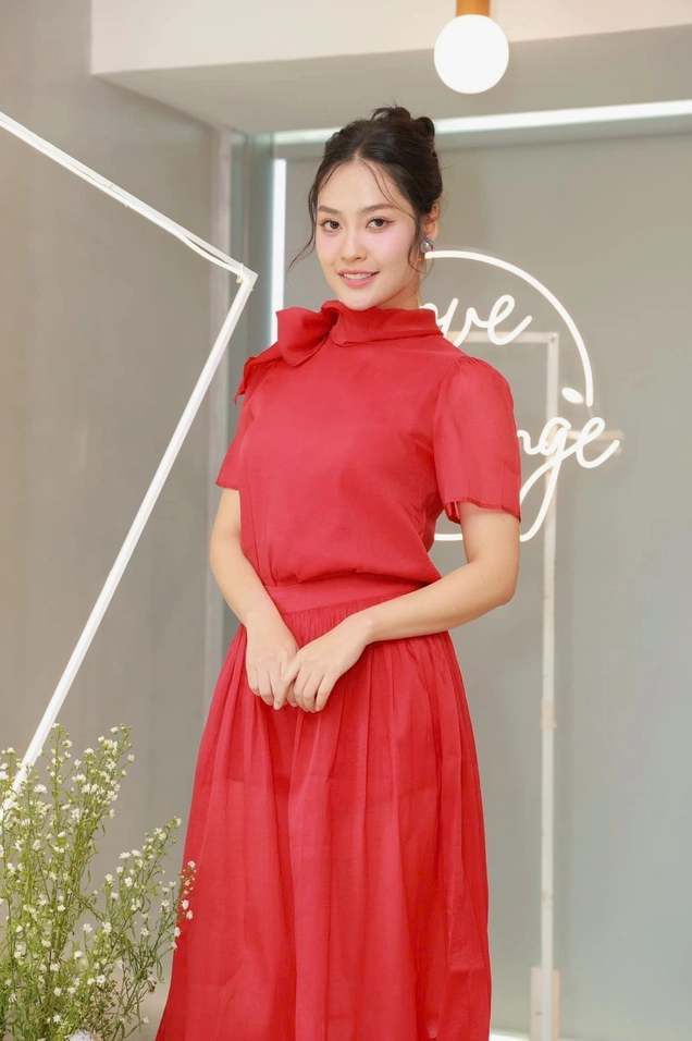 Chân dung cận cảnh khoe nét đẹp thanh tú của Nông Thúy Hằng