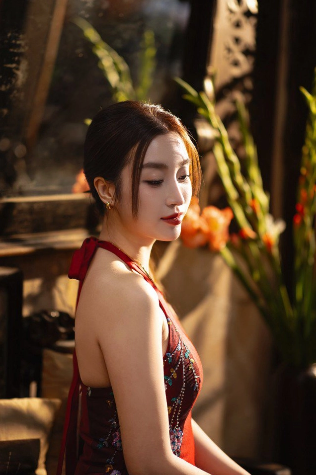 Chân dung Hoa hậu Đỗ Mỹ Linh đằm thắm dịu dàng sau nhiều năm đăng quang