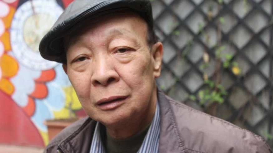 Chân dung nhà thơ Nguyễn Đức Mậu tác giả bài thơ Màu hoa đỏ