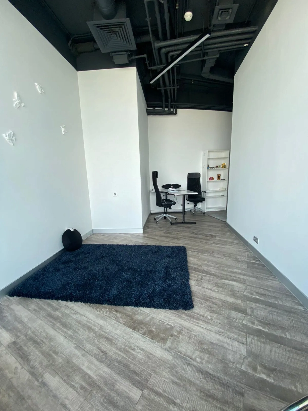 Chi tiết hoàn thiện tường và sàn cao cấp bên trong văn phòng