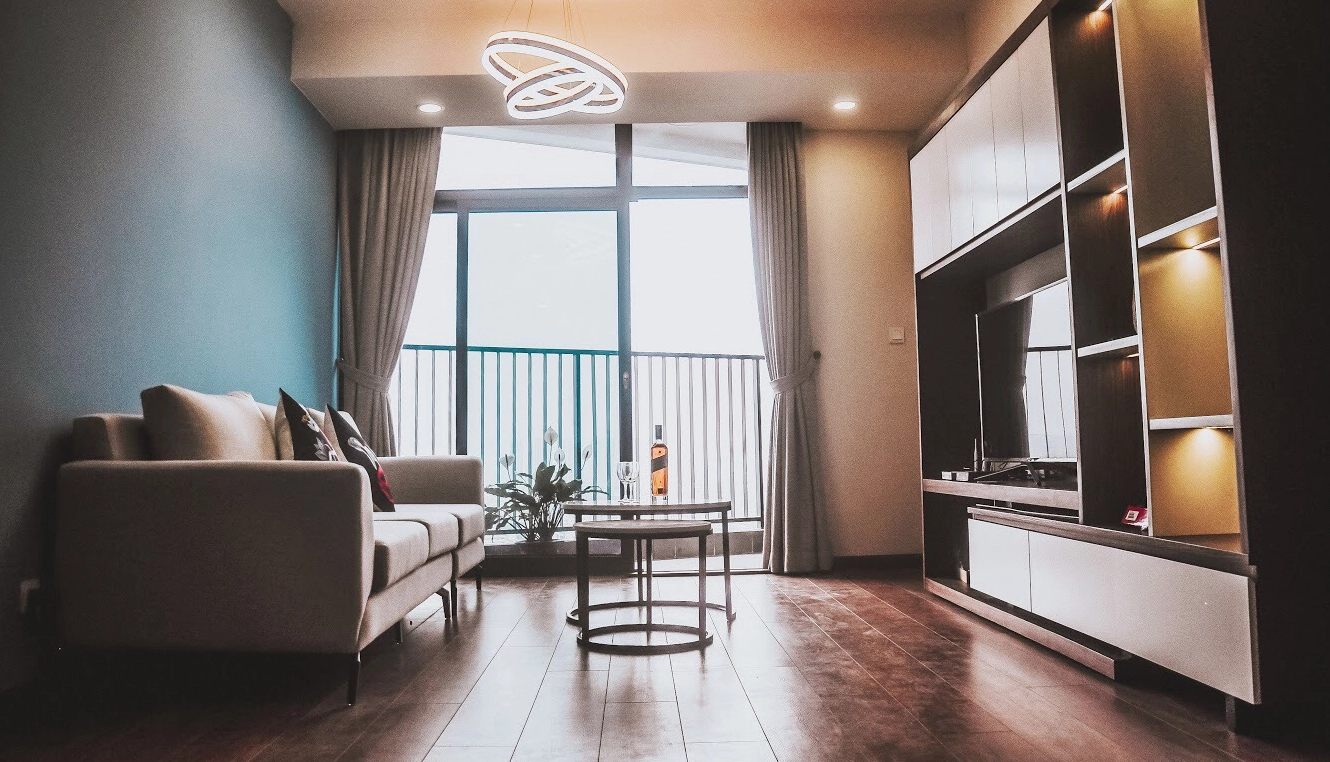 Chi tiết kiến trúc sắc sảo in bóng trên nền trời u ám