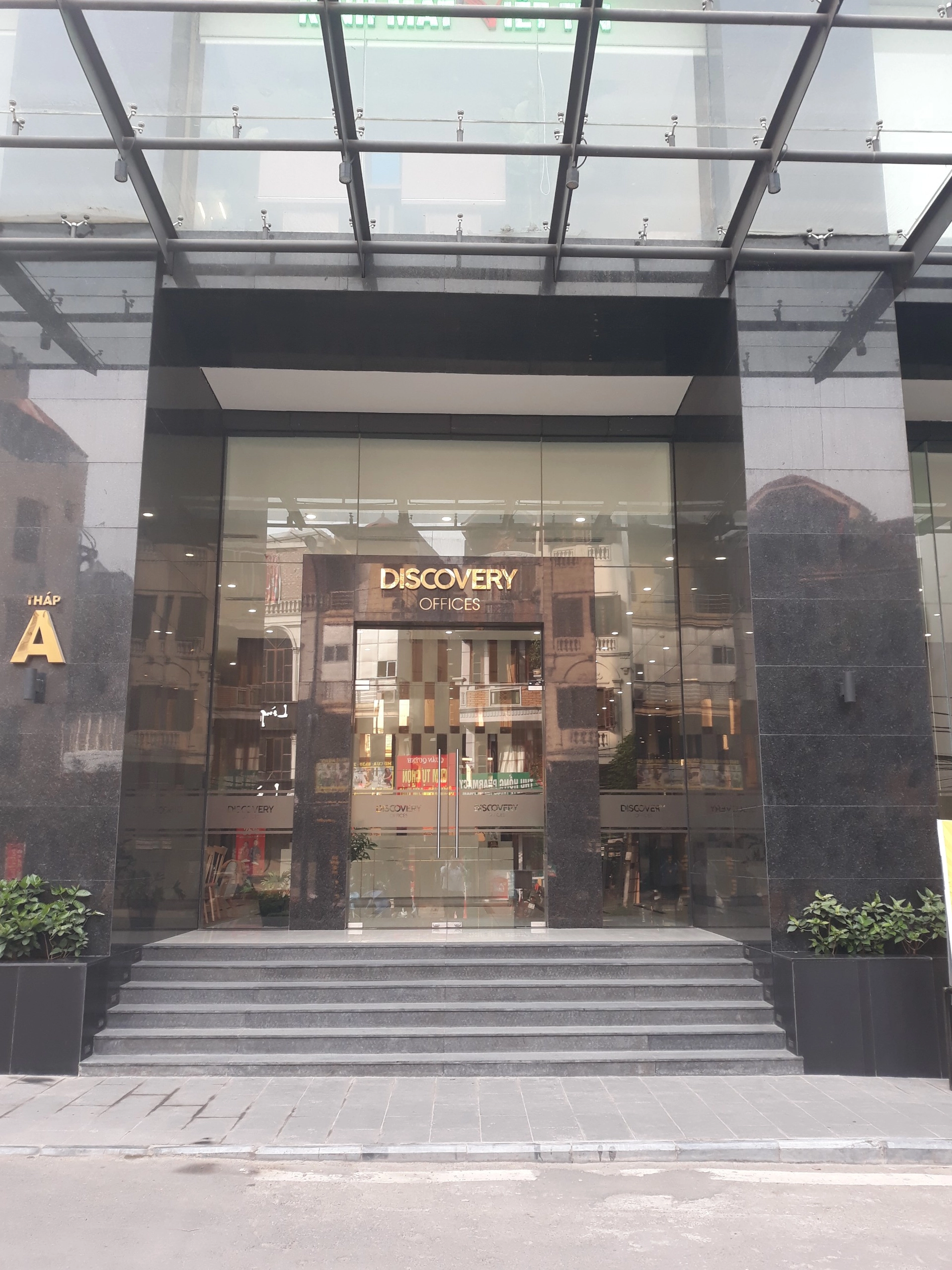 Chi tiết mảng kính phản chiếu bầu trời xám xịt