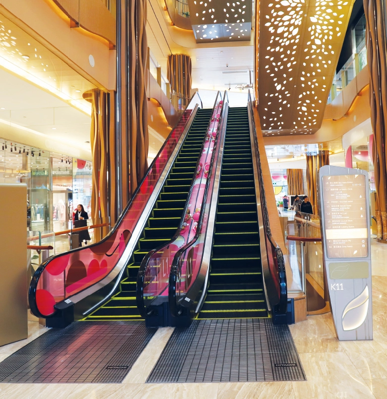 Chi tiết mặt tiền tòa nhà với lớp gốm nung kỳ bí