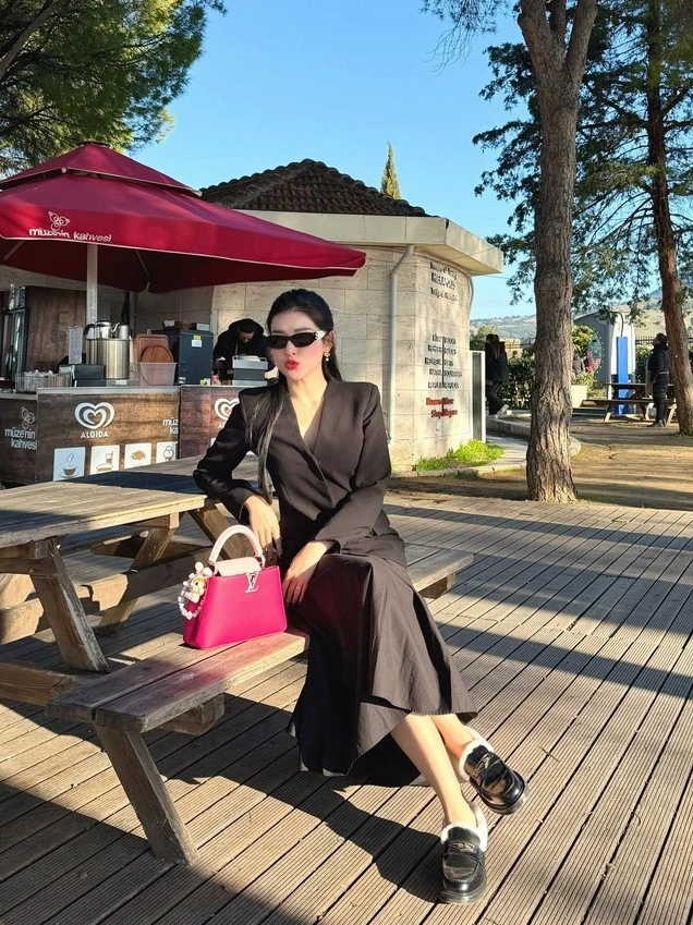 Chi tiết phần đế giày được Á hậu chụp lại cẩn thận