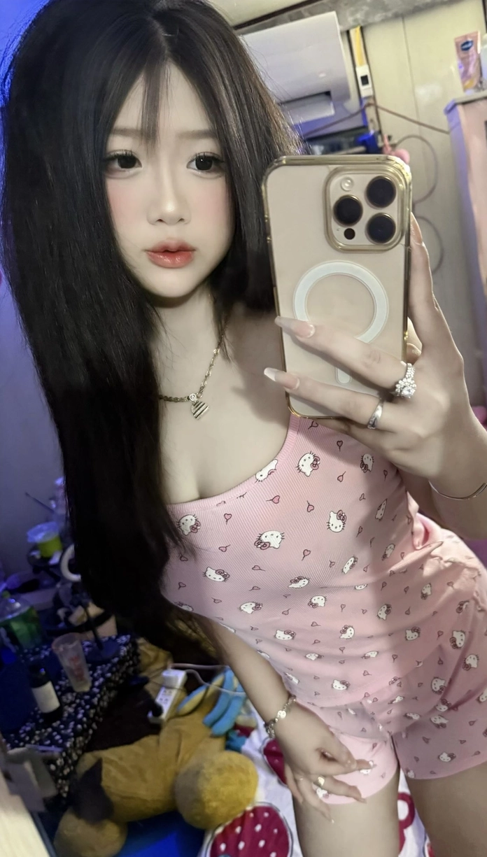 Chi tiết ren được cắt may tỉ mỉ tôn vinh đường nét cơ thể hoàn mỹ của người con gái