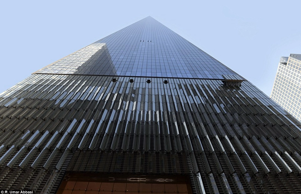 Chi tiết trần nhà vòm cao vút bóng tối bao phủ