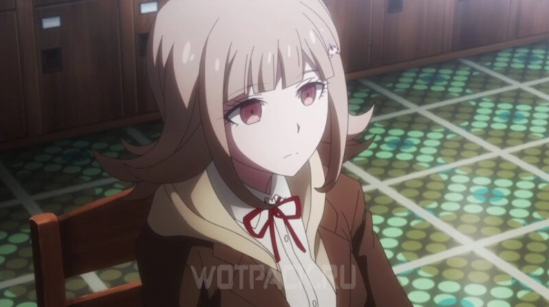 Chiaki Nanami chăm chú chơi game