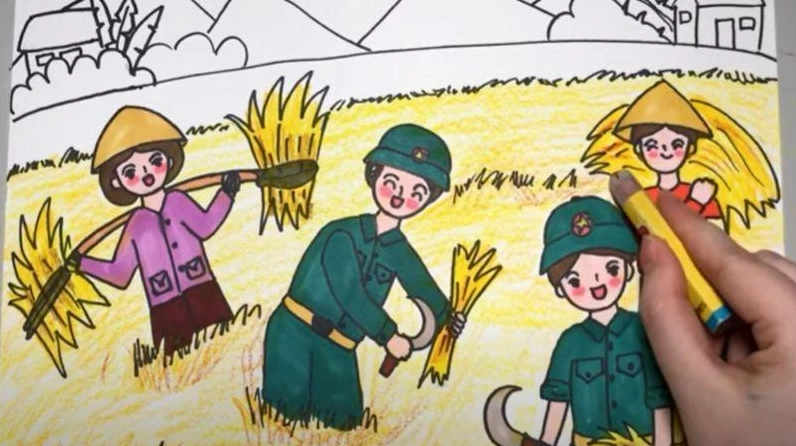 Chú bộ đội cùng người dân lao động sản xuất