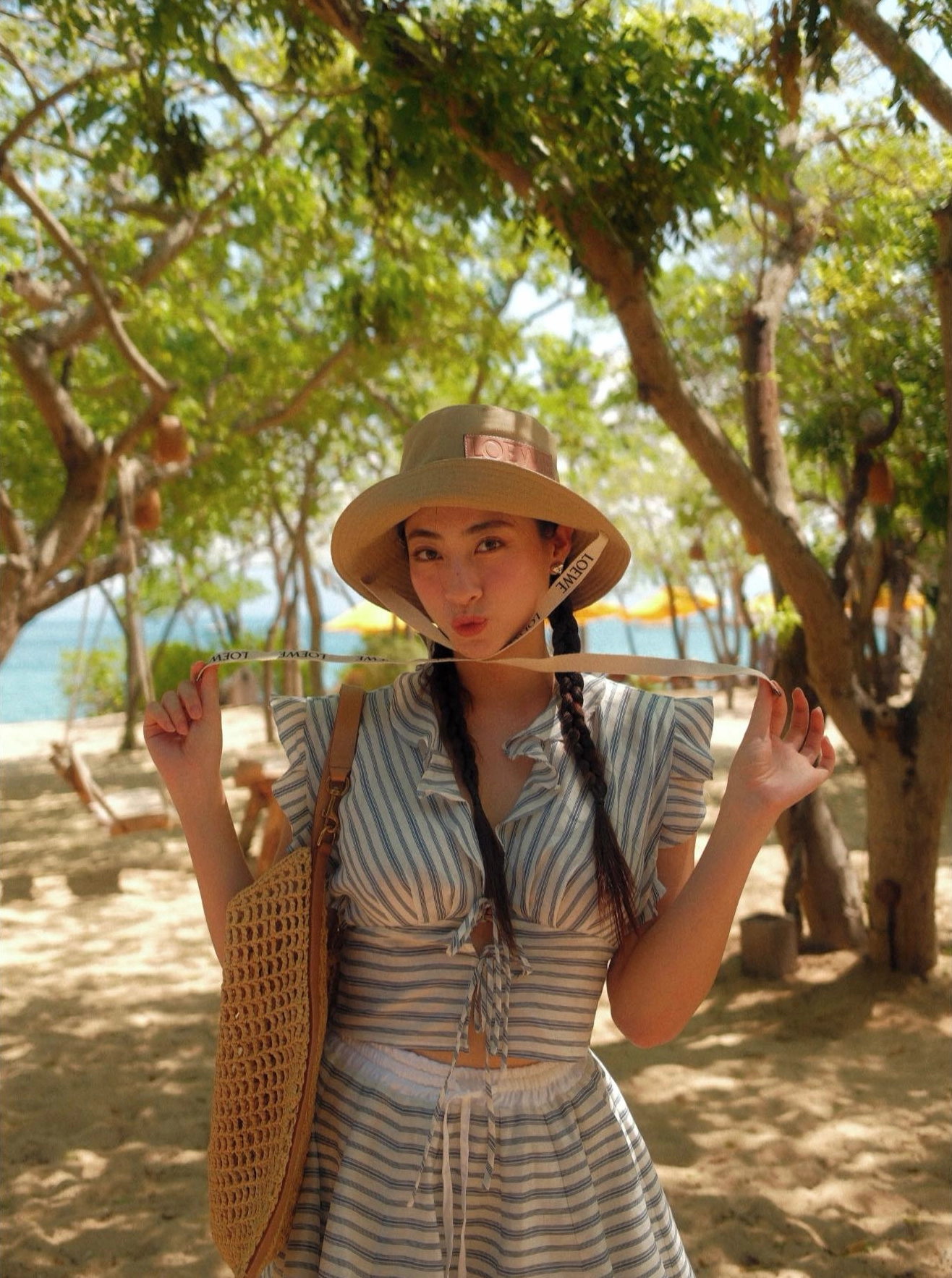 Chút tĩnh lặng suy tư trong không gian quán cà phê quen thuộc