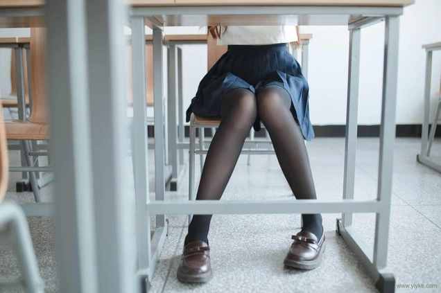 Cô bạn nhỏ nhắn với ánh mắt trìu mến đầy thiện cảm