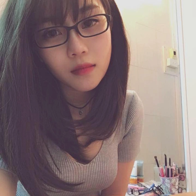 Cô bạn thế hệ Gen Z trẻ trung năng động với chiếc kính gọng vuông thời trang