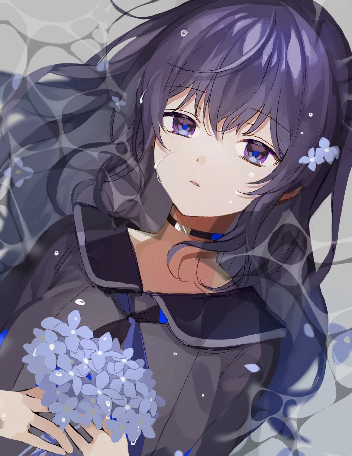 Cô gái anime tóc xanh ôm bó hoa với khuôn mặt u sầu