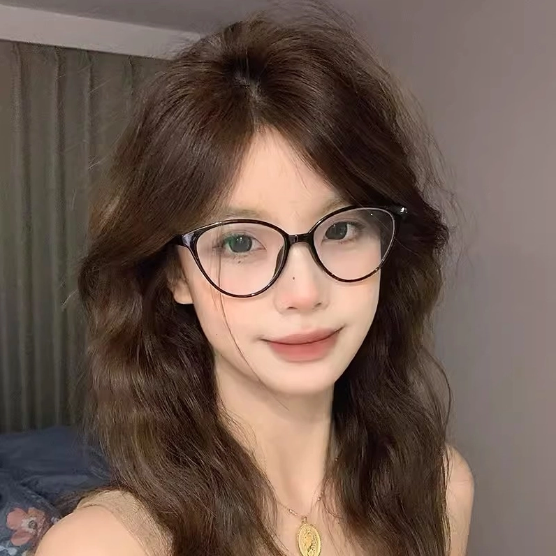 Cô gái có mái tóc dài thướt tha đeo kính mang vẻ đẹp dịu dàng nữ tính