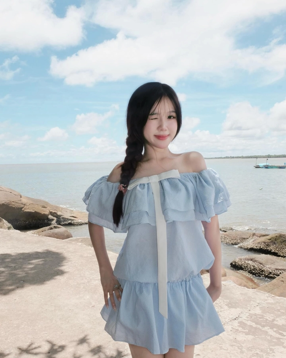 Cô gái có nụ cười mỉm dịu dàng và thanh thoát