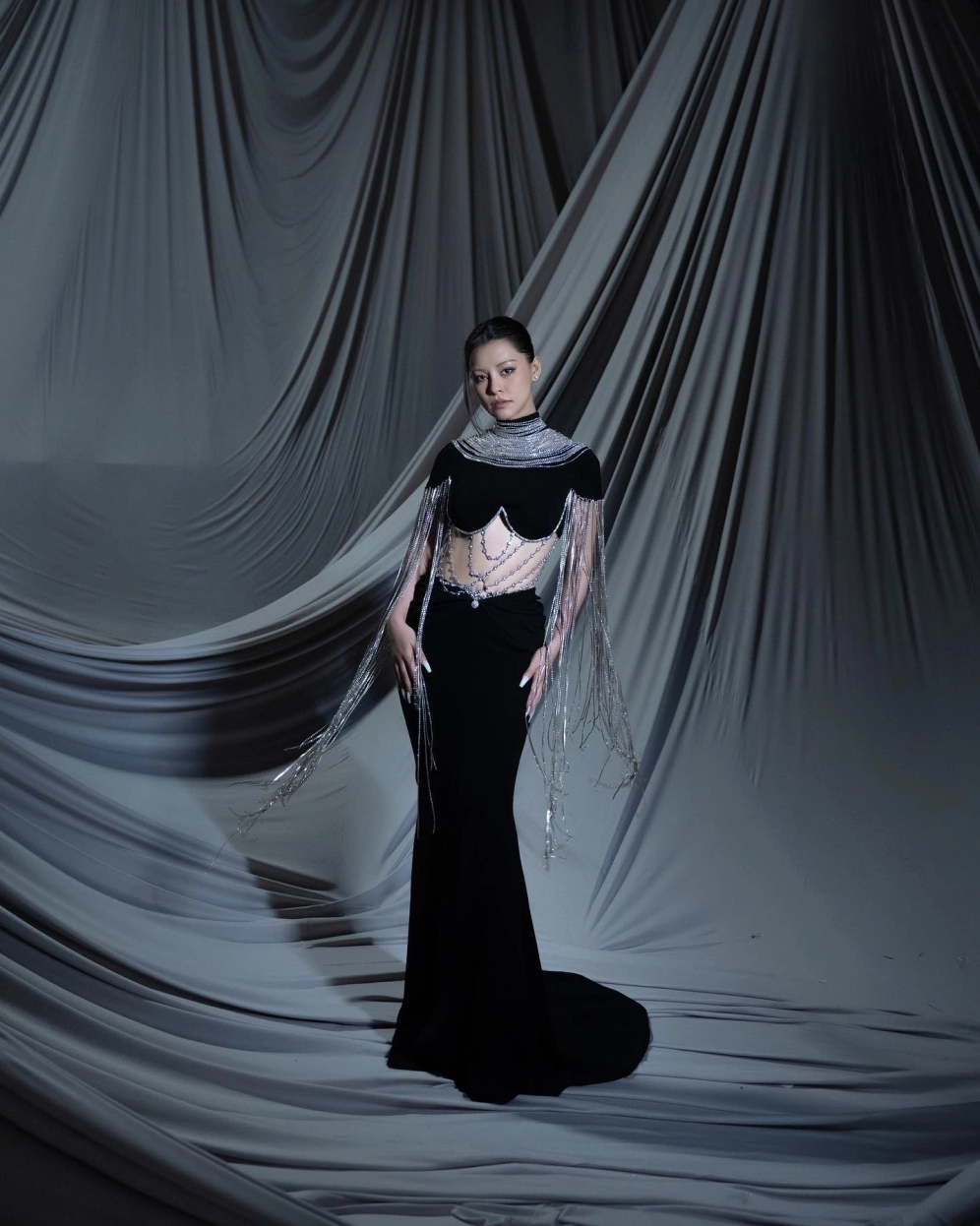 Cô gái có vóc dáng xinh xắn luôn rạng rỡ và tràn đầy sức sống