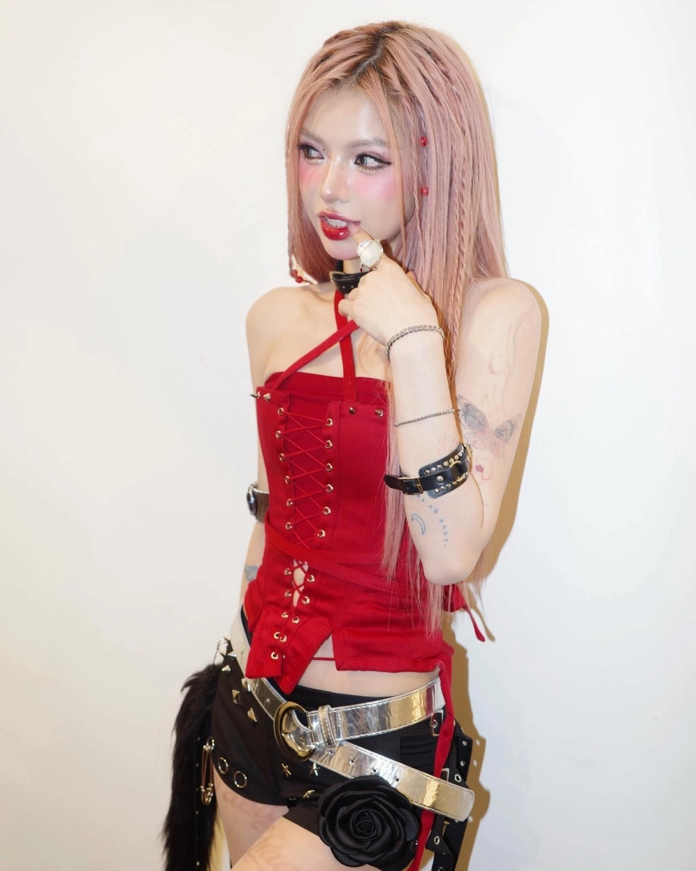 Cô gái có vòng eo thon che mặt tạo sự bí ẩn đầy lôi cuốn