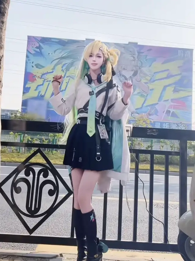 Cô gái cosplay Lynea đứng tạo dáng ngoài trời vô cùng phong cách