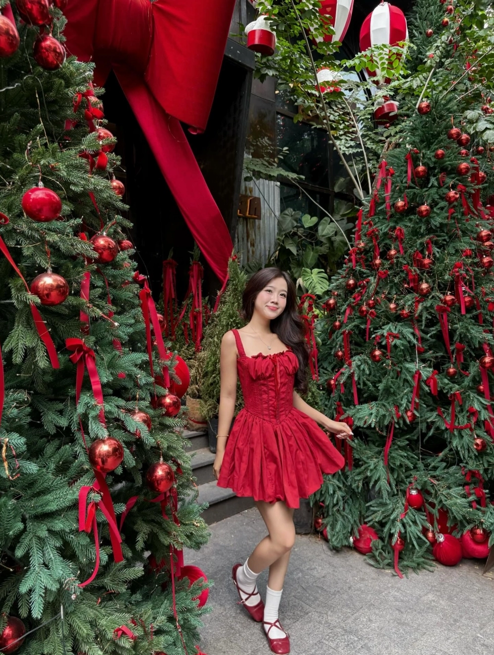 Cô gái cười sảng khoái thể hiện sự tươi trẻ đầy sức sống