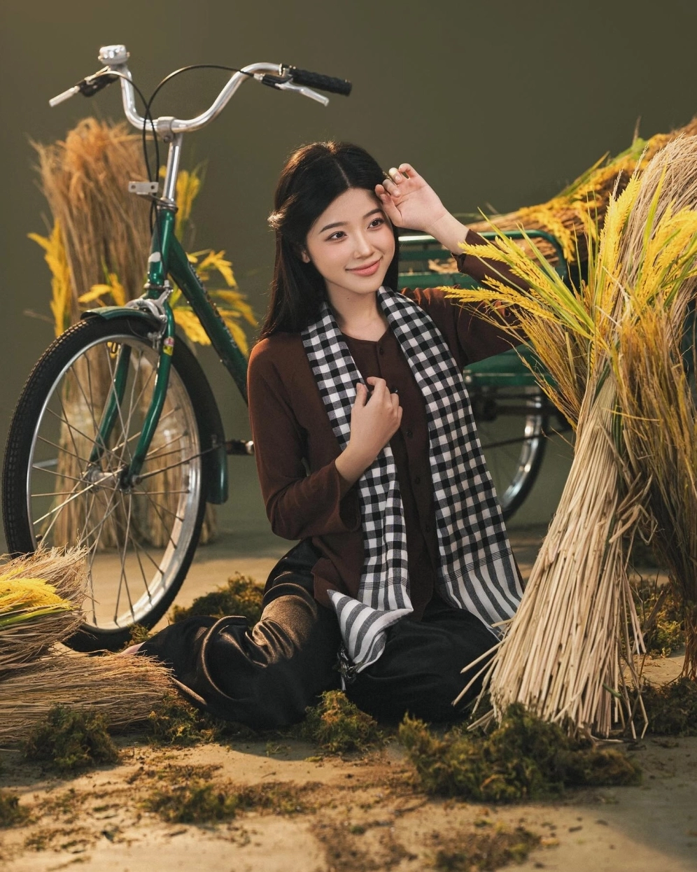 Cô gái cười tươi khoe hàm răng trắng sáng rạng rỡ