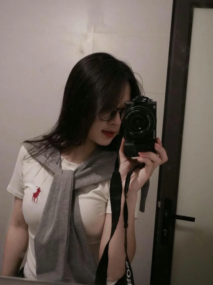 Cô gái đáng yêu e thẹn lấy tay che nửa khuôn mặt khi cười