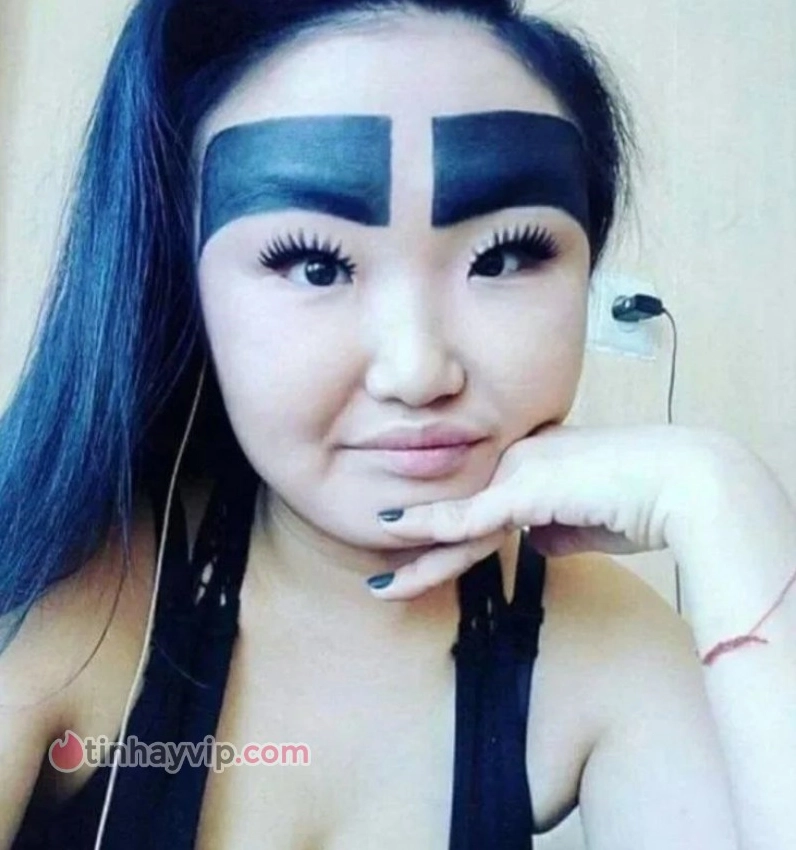 Cô gái đeo kính chu môi làm nũng siêu đáng yêu