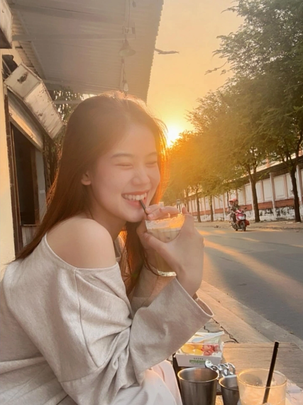 Cô gái đứng trên sân thượng ngắm nhìn thành phố lúc hoàng hôn