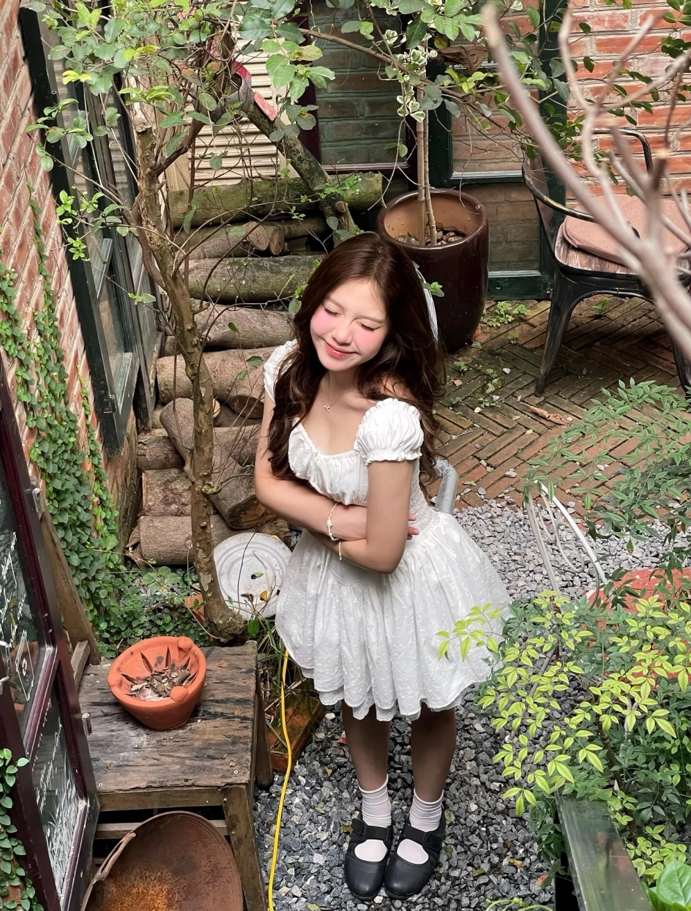 Cô gái khoe nụ cười răng khểnh cực kỳ duyên dáng và đáng yêu