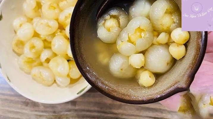 Cô gái khoe vóc dáng đồng hồ cát trong thiết kế bikini cắt xẻ