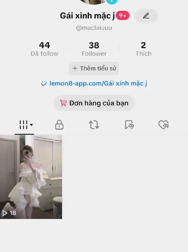 Cô gái mặc váy trắng xếp tầng nữ tính và dịu dàng