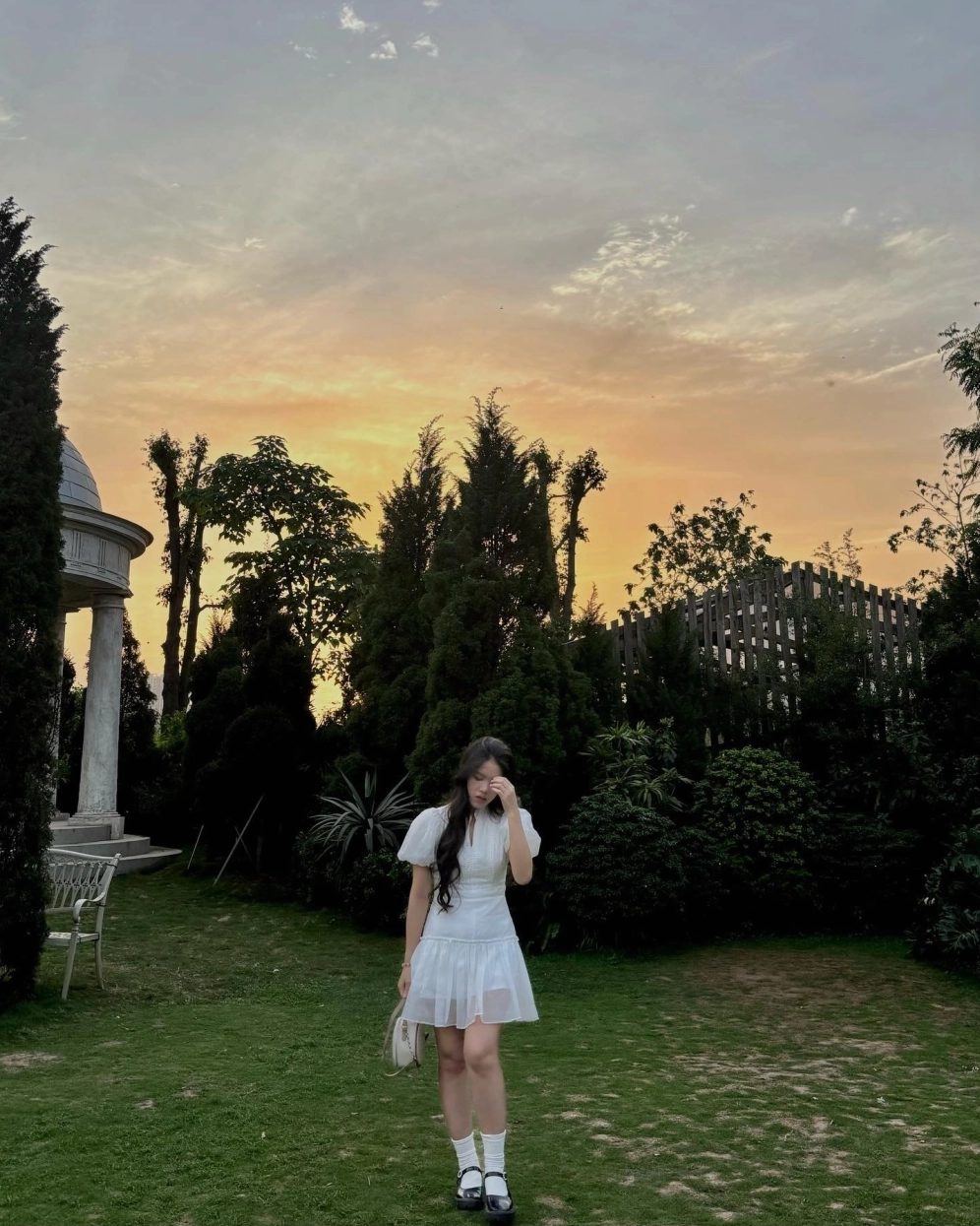 Cô gái mang tâm trạng buồn bã ngắm nhìn hoàng hôn trên biển