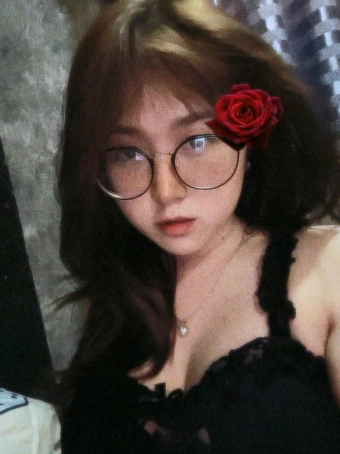 Cô gái mang vẻ đẹp pha trộn giữa sự gợi cảm và đáng yêu với nụ cười duyên