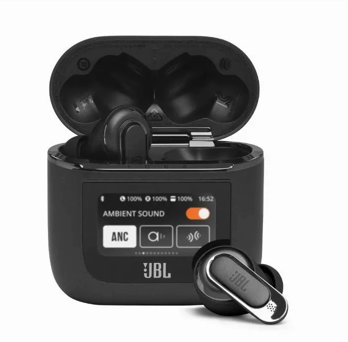 Cô gái năng động vừa đeo tai nghe nghe nhạc vừa diện kính sành điệu