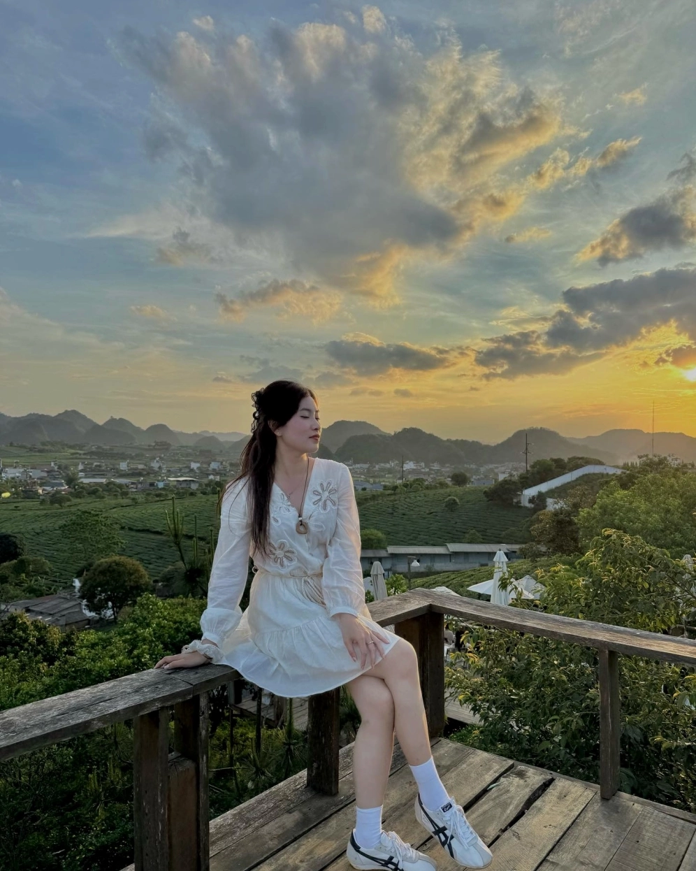 Cô gái ngồi trầm ngâm bên bờ suối vắng lặng lúc chiều tà