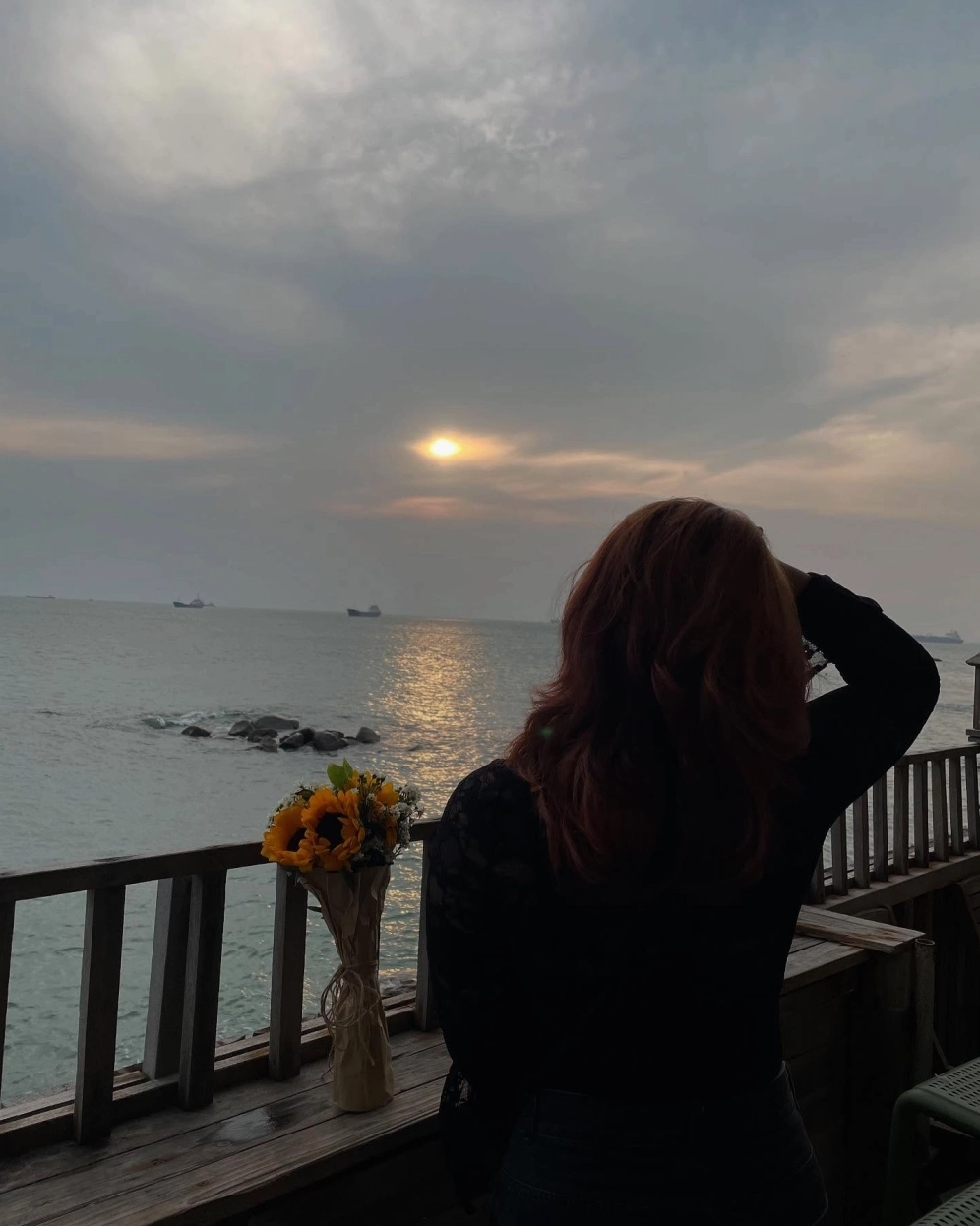 Cô gái nở nụ cười rạng rỡ dưới ánh nắng vàng ươm của buổi chiều