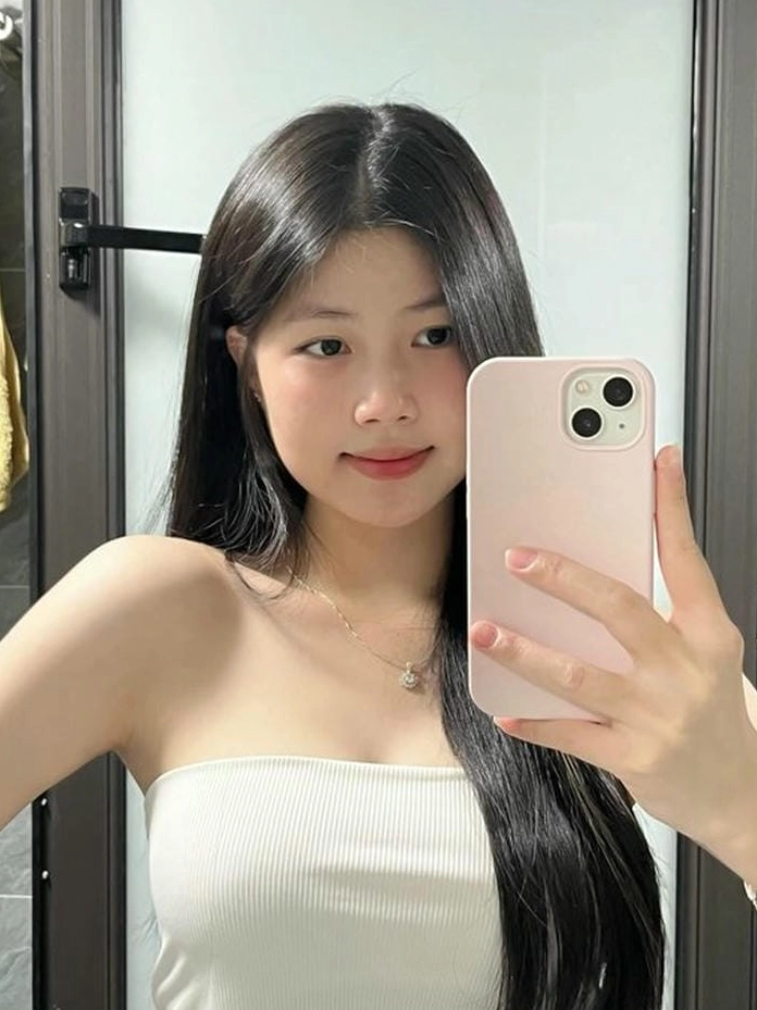 Cô gái quyến rũ nhưng vẫn vô cùng cute trong trang phục tôn dáng