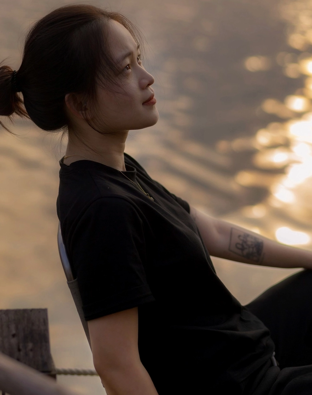 Cô gái tạo dáng che nửa khuôn mặt e ấp dưới nắng chiều