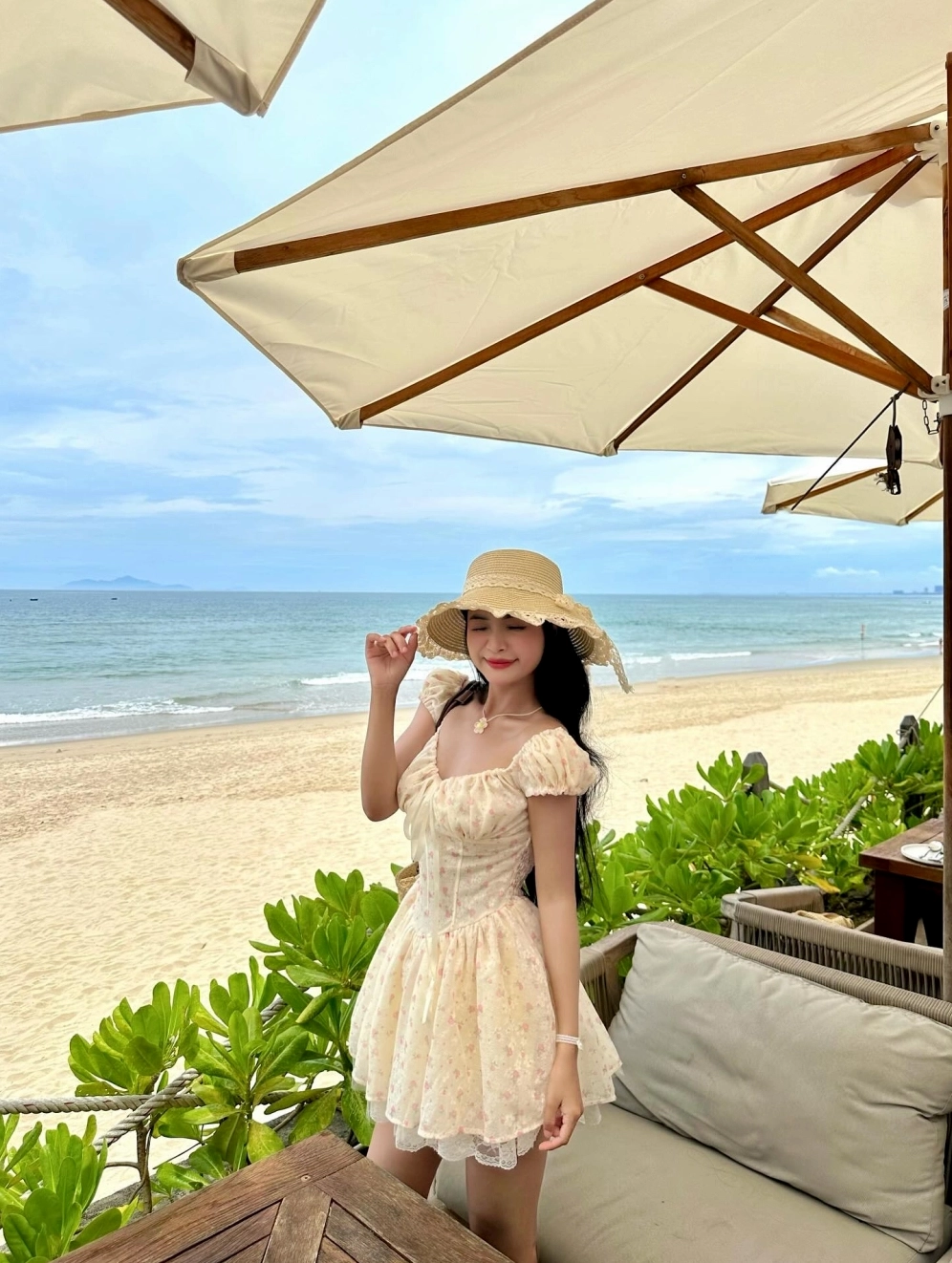 Cô gái tạo dáng tự nhiên với nụ cười tươi tắn trước ống kính