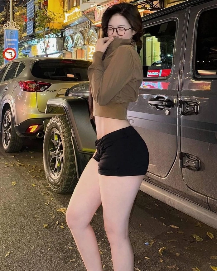 Cô gái tự tin khoe cá tính với phong cách thời trang hiện đại