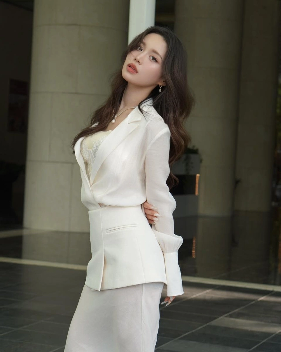 Cô gái tự tin khoe vóc dáng chuẩn mực với vòng eo thon gọn