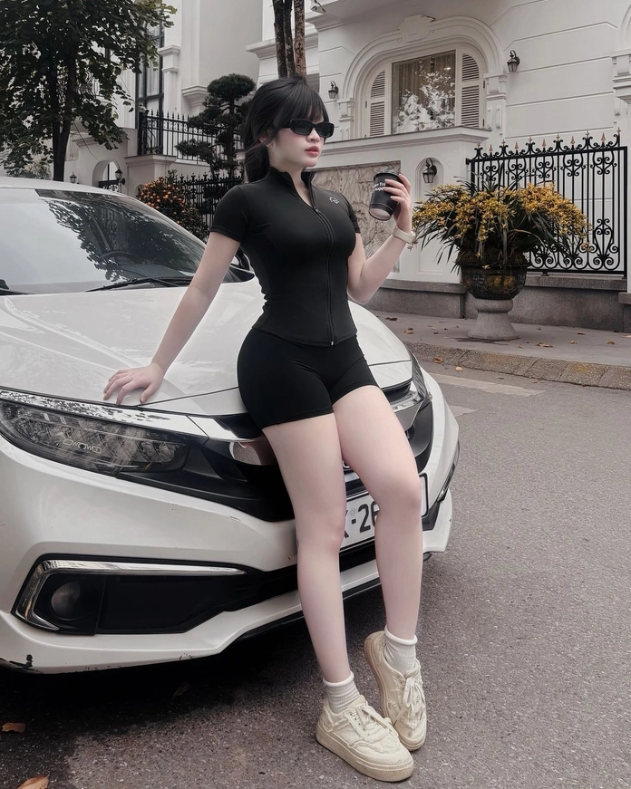 Cô gái tự tin sải bước với vóc dáng thon thả