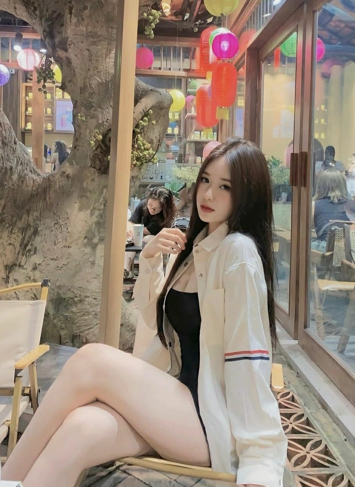 Cô gái Việt Nam nổi bật với làn da trắng và trang phục sành điệu