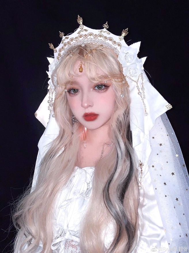 Cô gái với biểu cảm lạnh lùng nhưng vô cùng thu hút