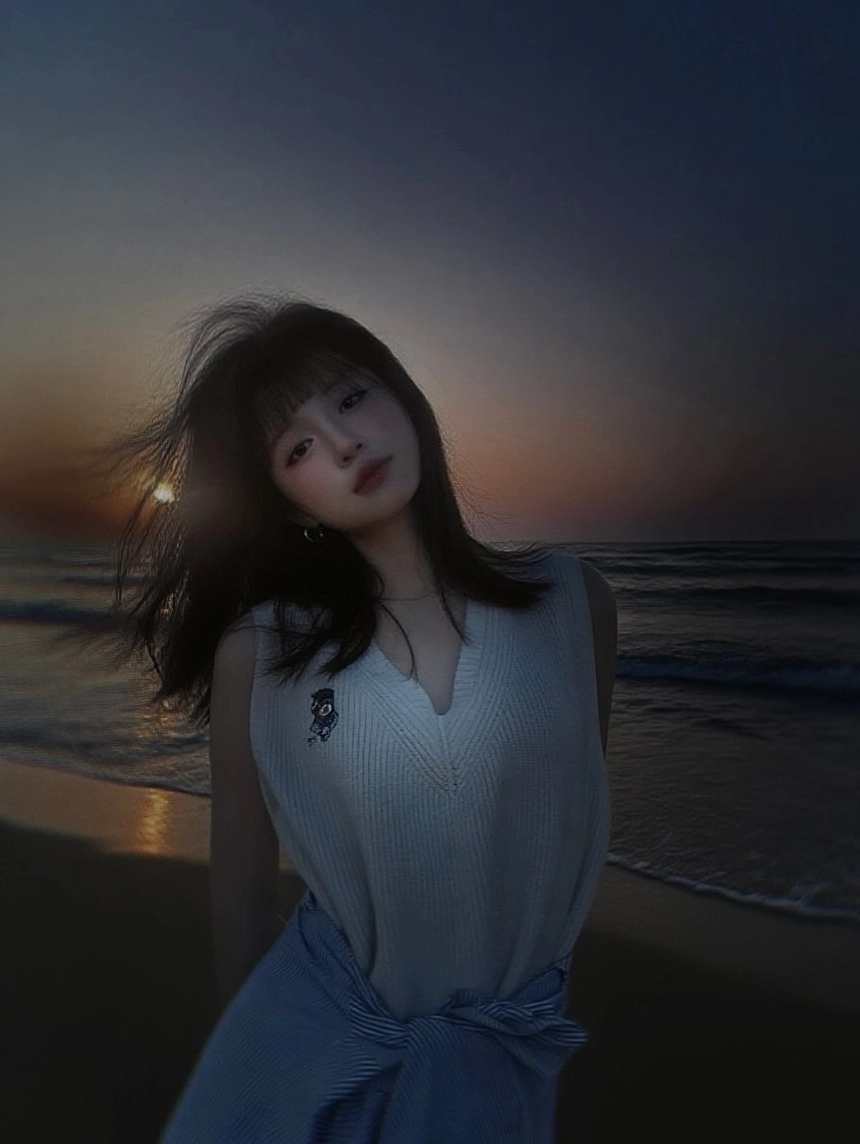 Cô gái với mái tóc bay nhẹ trong gió chiều vương nắng hoàng hôn