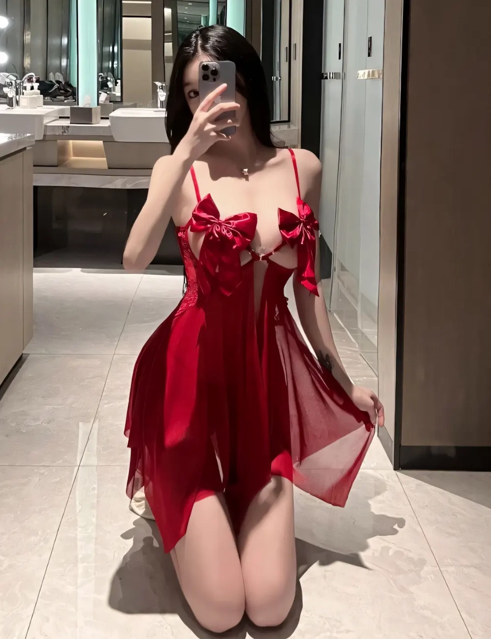 Cô gái xinh đẹp mặc đồ ngủ trong suốt pha ren siêu gợi cảm khoe dáng nuột nà