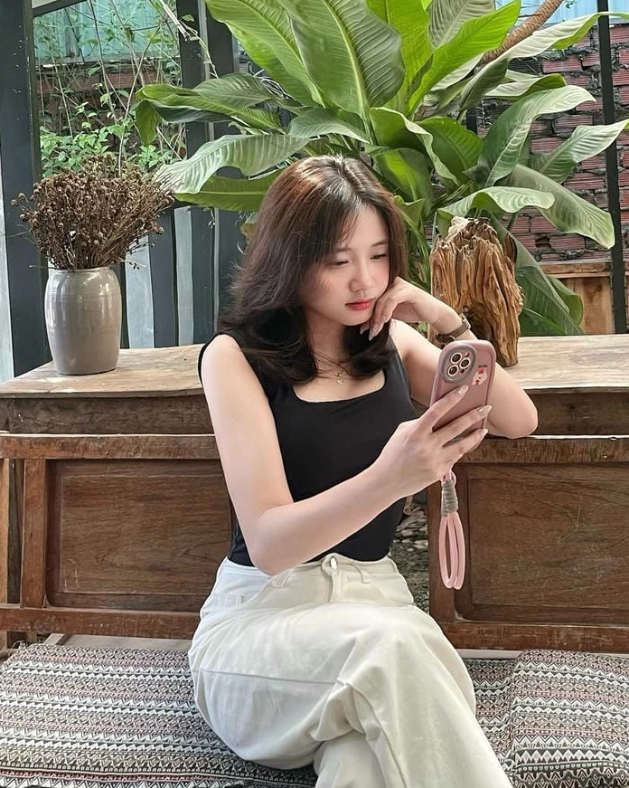 Cô gái xinh đẹp rạng rỡ trong một khoảnh khắc ngẫu hứng tự nhiên