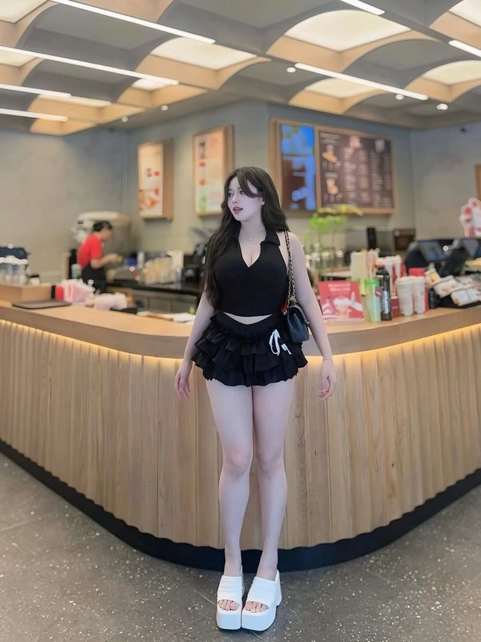 Cô gái xinh đẹp trẻ trung khoe vóc dáng thon gọn