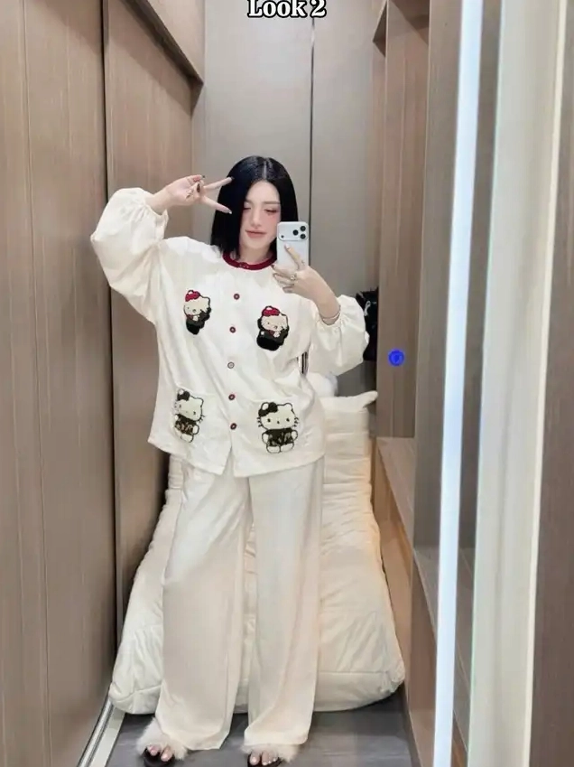 Cô nàng dễ thương tạo dáng trước gương