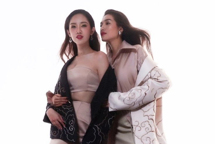 Cô nàng đọ sắc cùng các người đẹp khác với trang phục thanh lịch