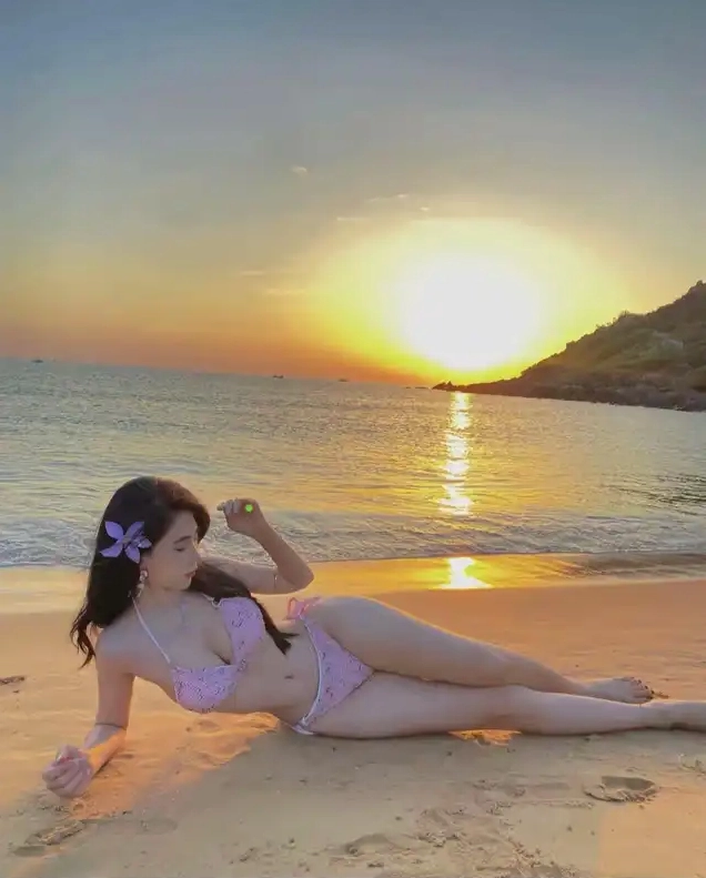 Cô nàng thư giãn trên bãi cát trắng